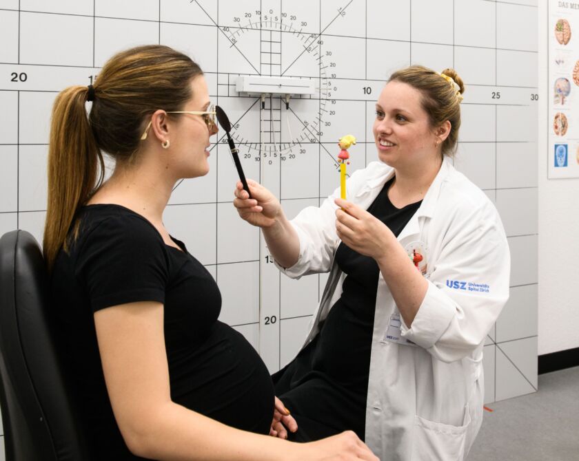 Ärztin testet Augen an Patientin