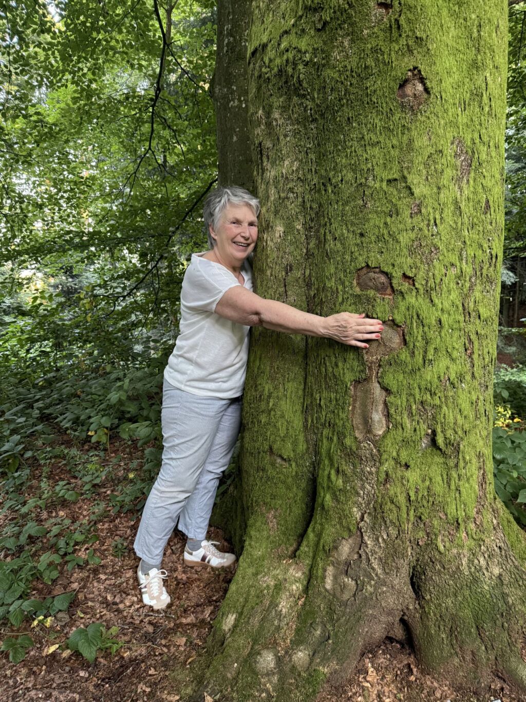 Gisela Bentele umarmt einen Baum