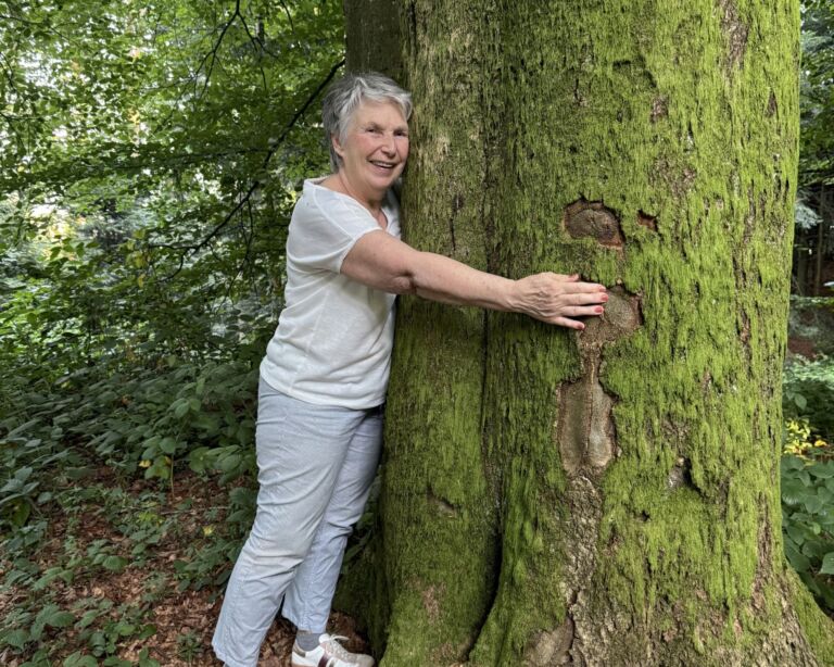Gisela Bentele umarmt einen Baum