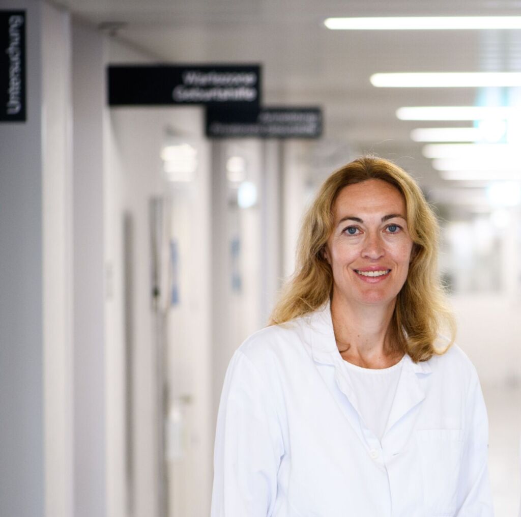 Prof. Dr. Witzel lächelnd, im weissen Kittel