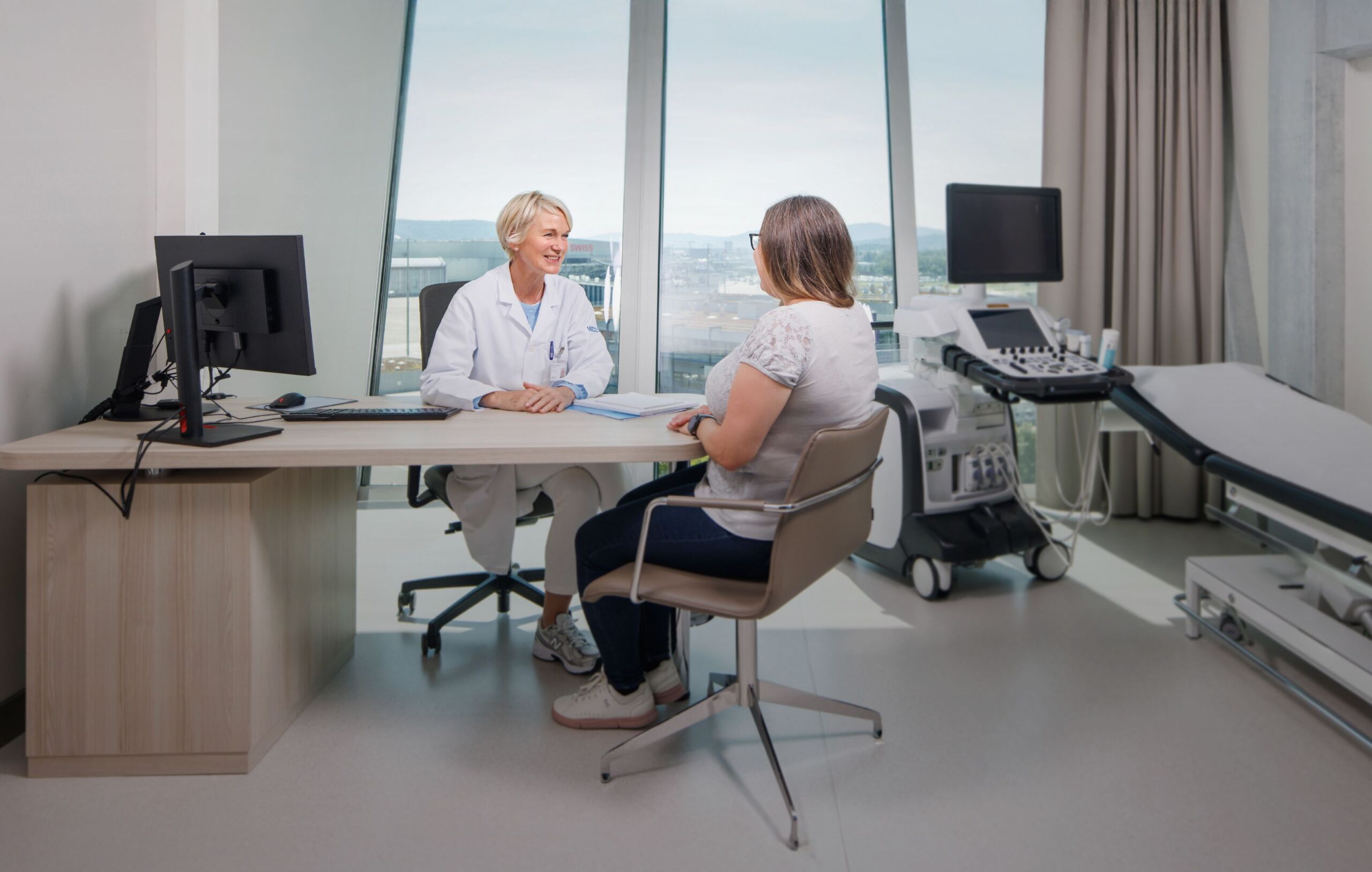 Ärztin und Patientin im Sprechzimmer.