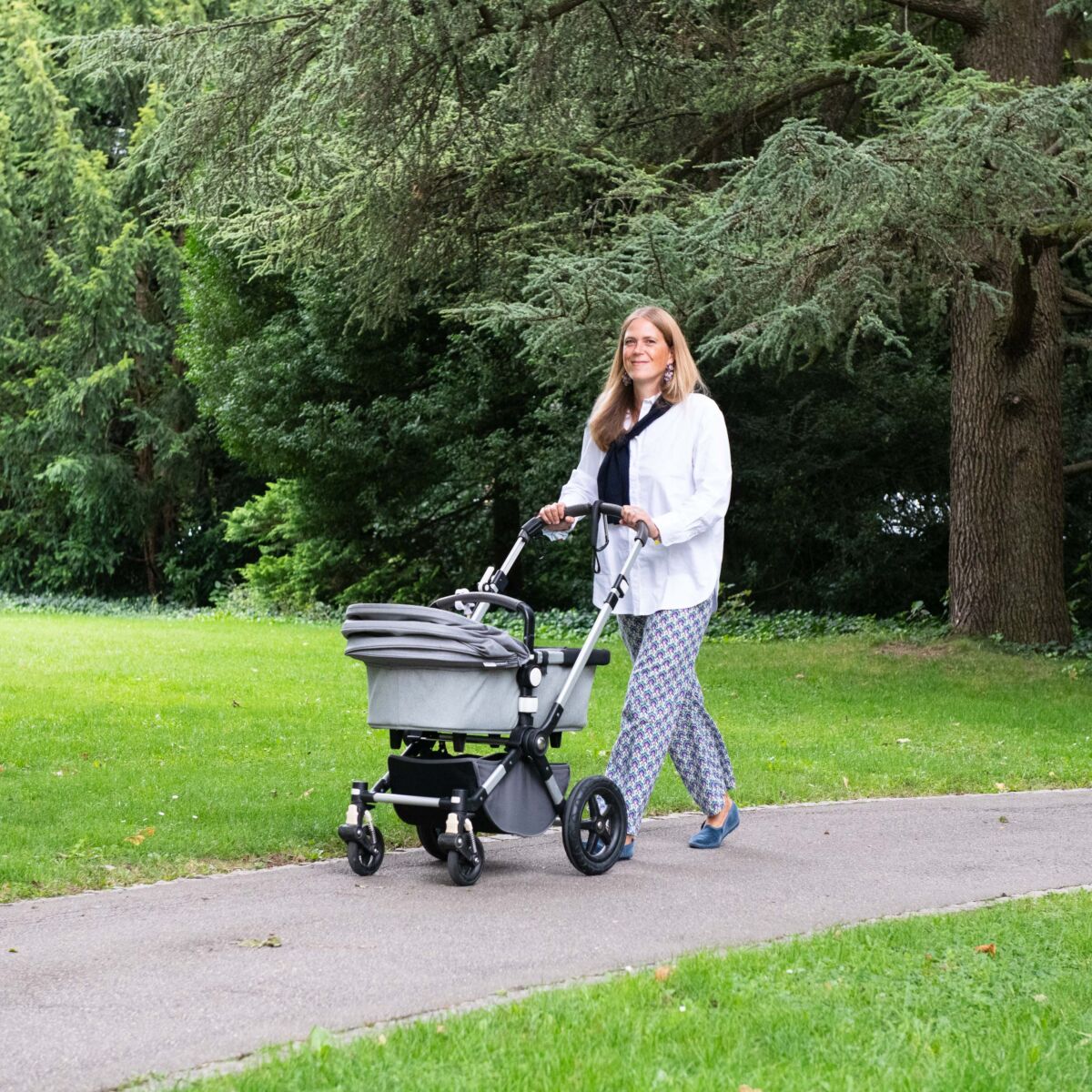 Florence schiebt einen Kinderwagen