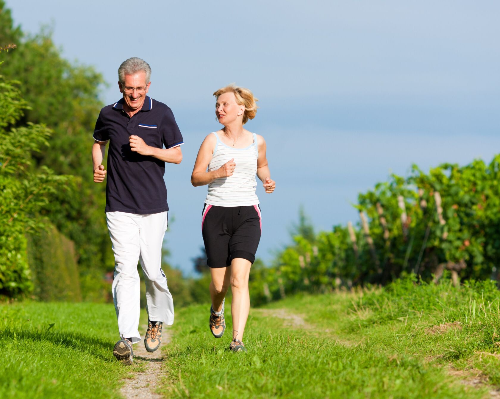 Zwei Erwachsene joggen gemeinsam