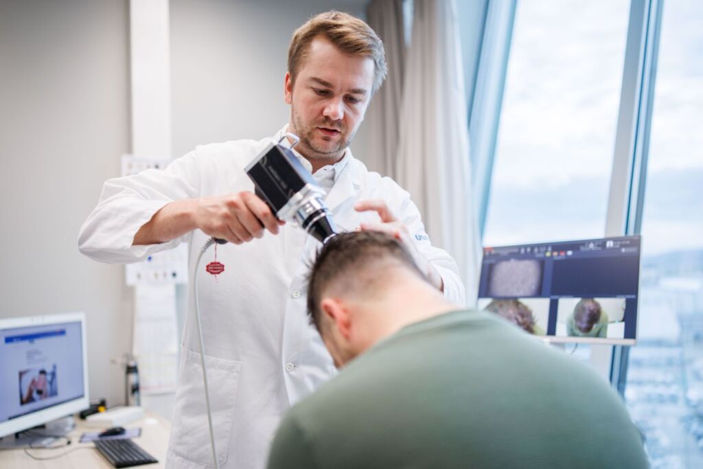 Arzt erstellt Haaranalyse bei einem Patienten