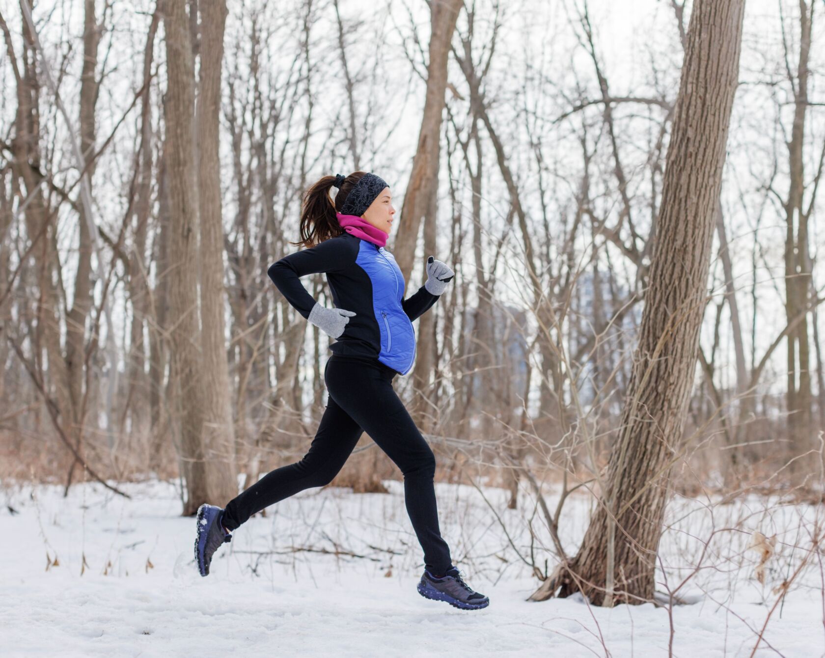 Eine Schwangere beim Joggen im Wald