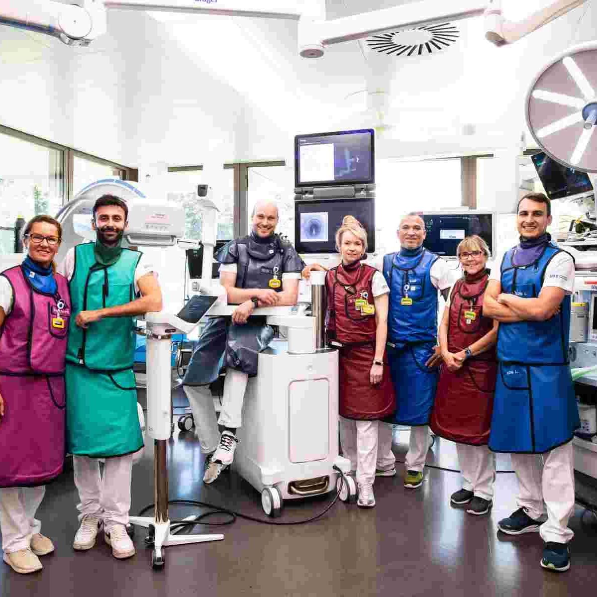 Personen aus der Forschunsgruppe Gaisl/Steinack stehen zusammen und lächeln in die Kamera