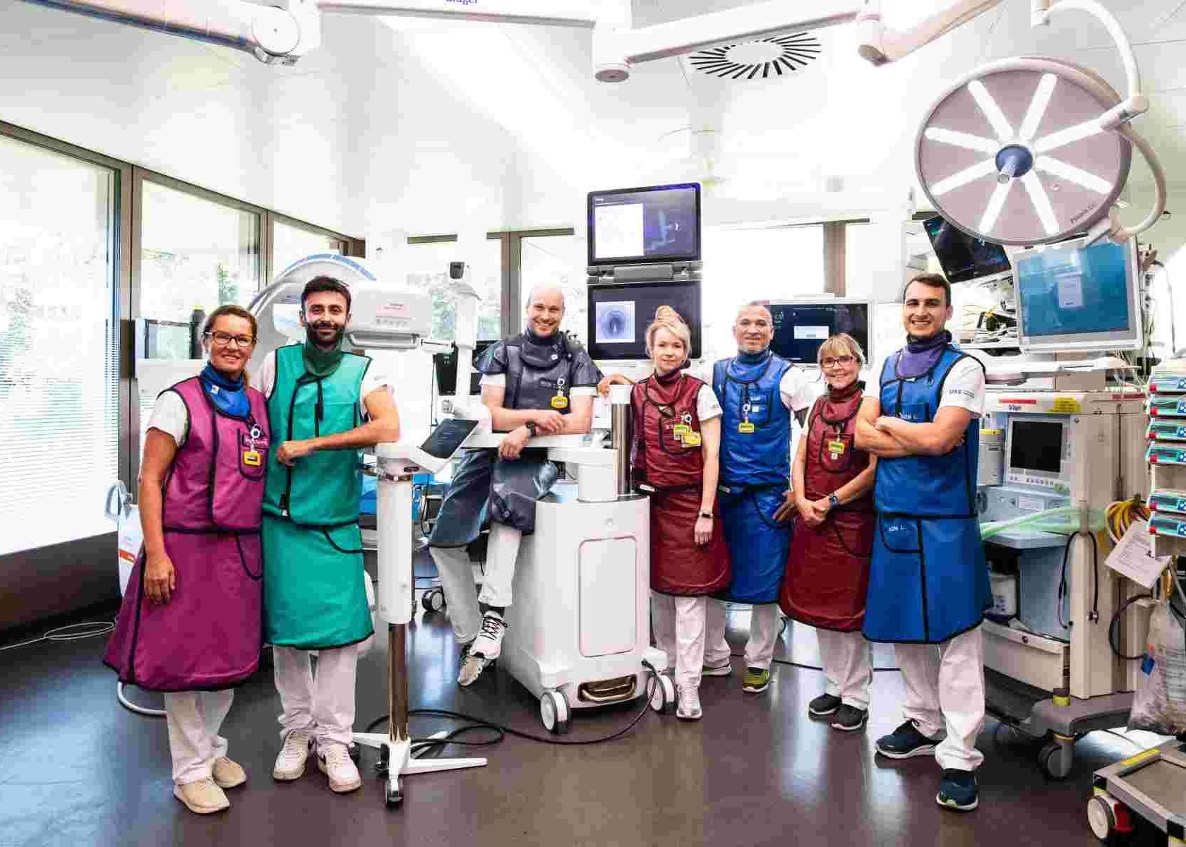 Personen aus der Forschunsgruppe Gaisl/Steinack stehen zusammen und lächeln in die Kamera