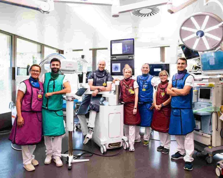 Personen aus der Forschunsgruppe Gaisl/Steinack stehen zusammen und lächeln in die Kamera