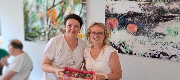 Frau Gremlich und Frau Juric lachen in die Kamera.