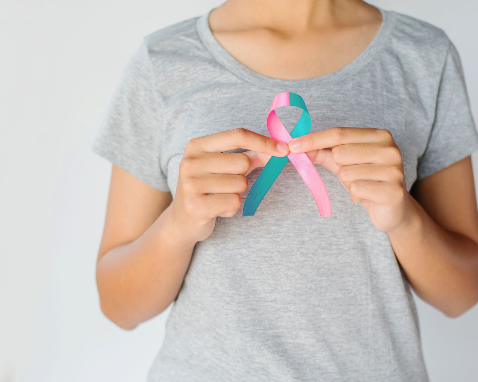 Eine Frau hält eine zweifarbige Schleifen in den Händen.