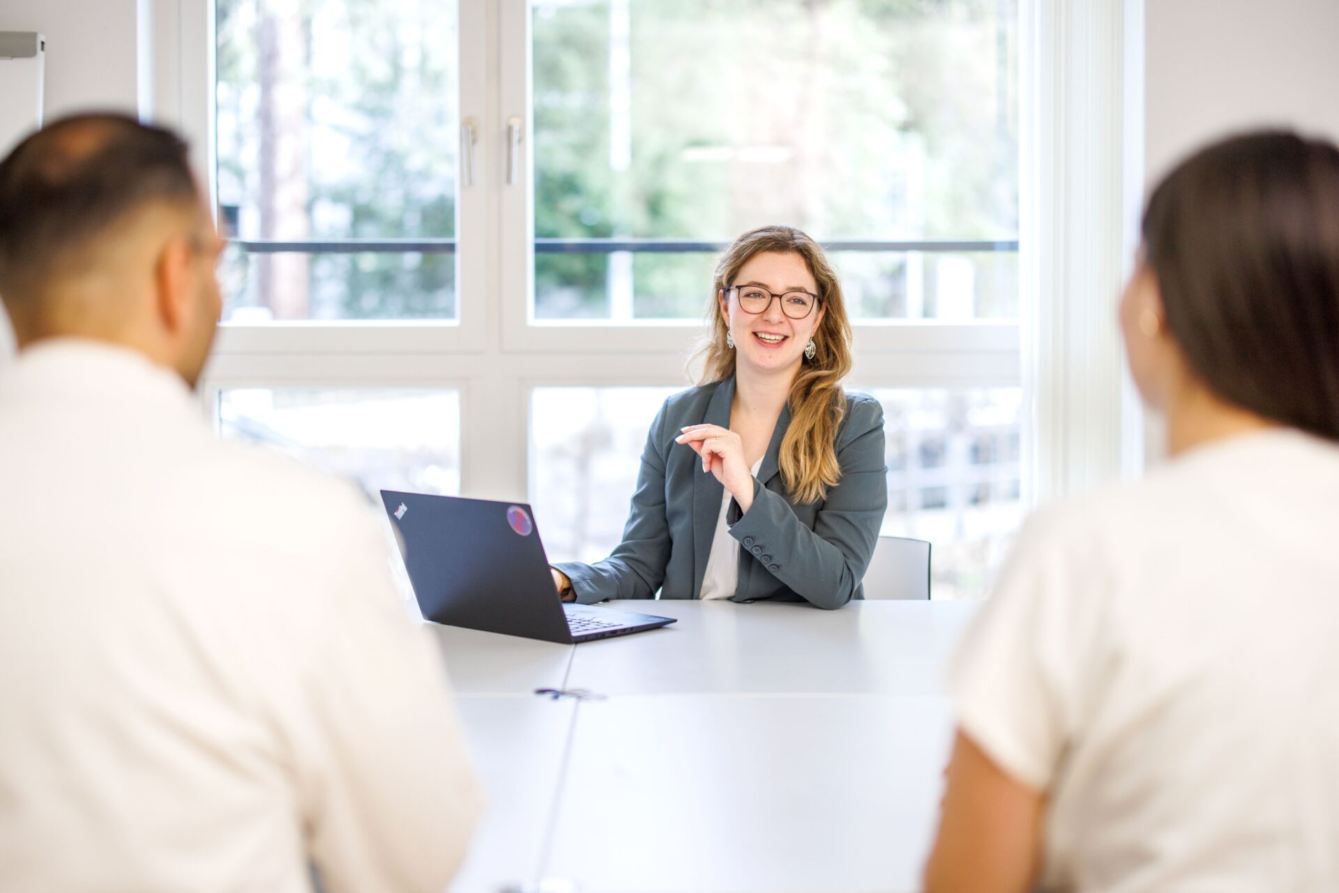 Mitarbeitende im Gespräch.