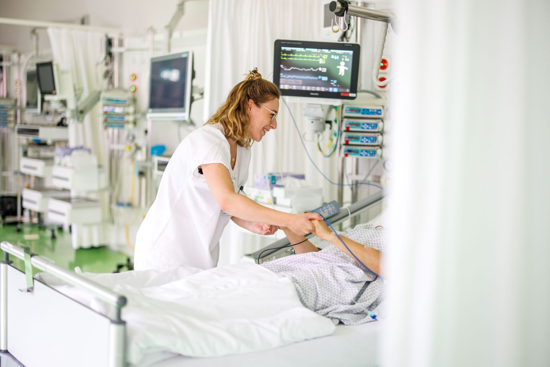 Pflegerin am Patientenbett.