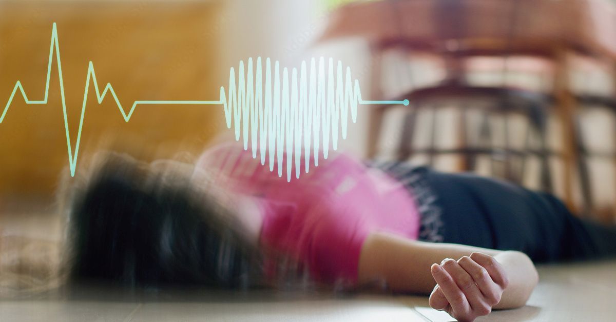 Frau liegt bewusstlos am Boden