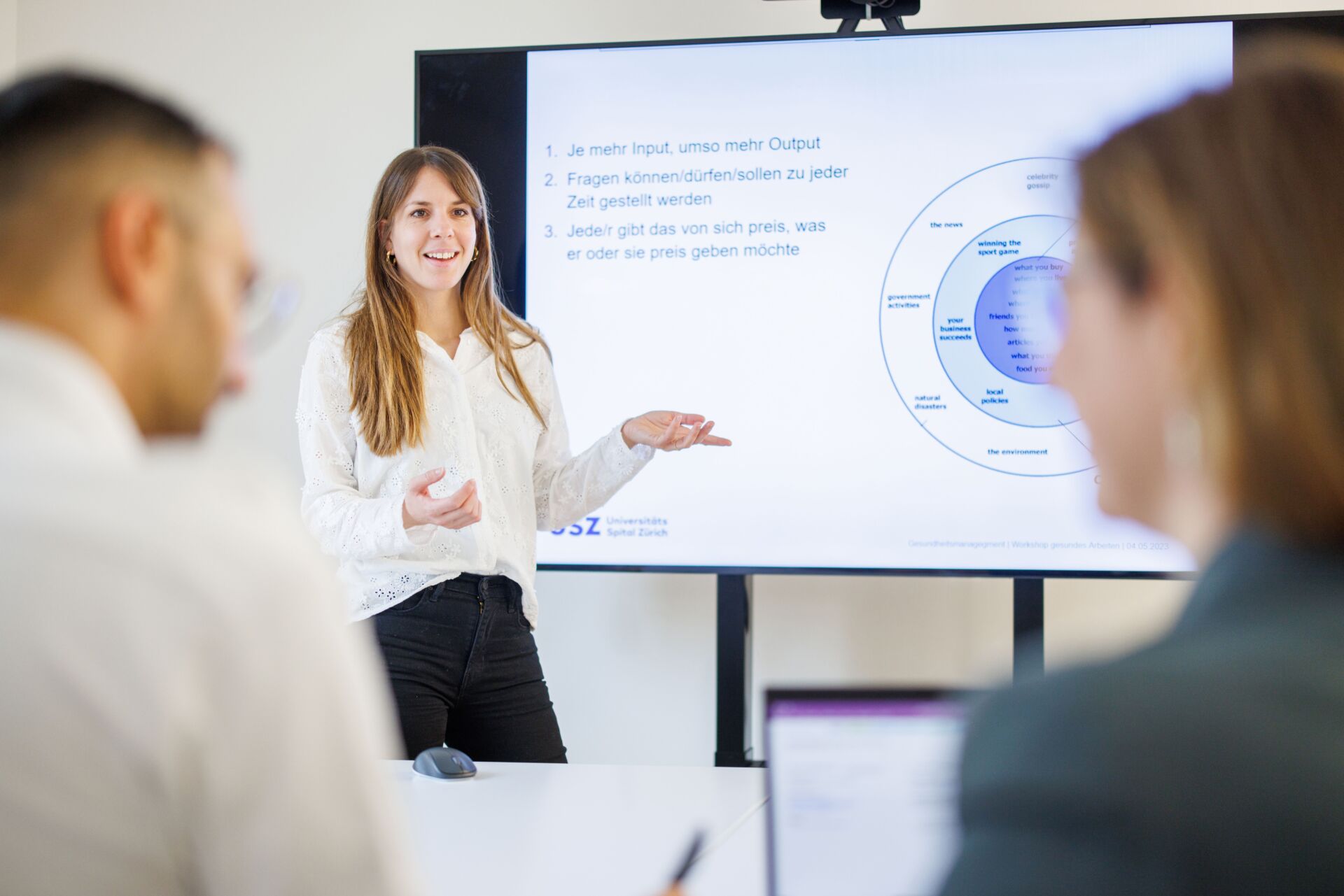 Eine Frau hält eine Präsentation.