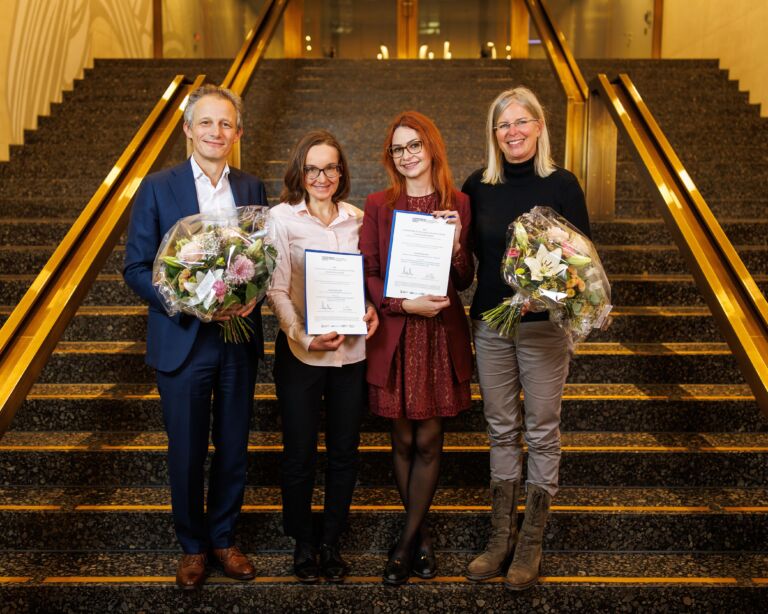 Gruppe mit dem Preis.