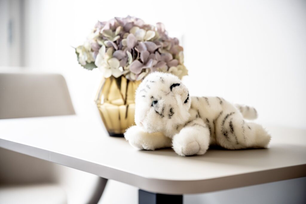 Stofftier auf einem Tisch.