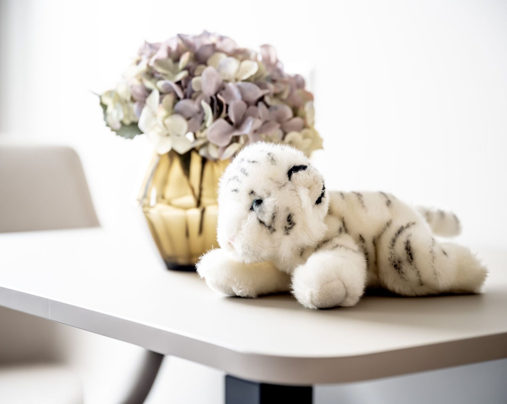 Stofftier auf einem Tisch.