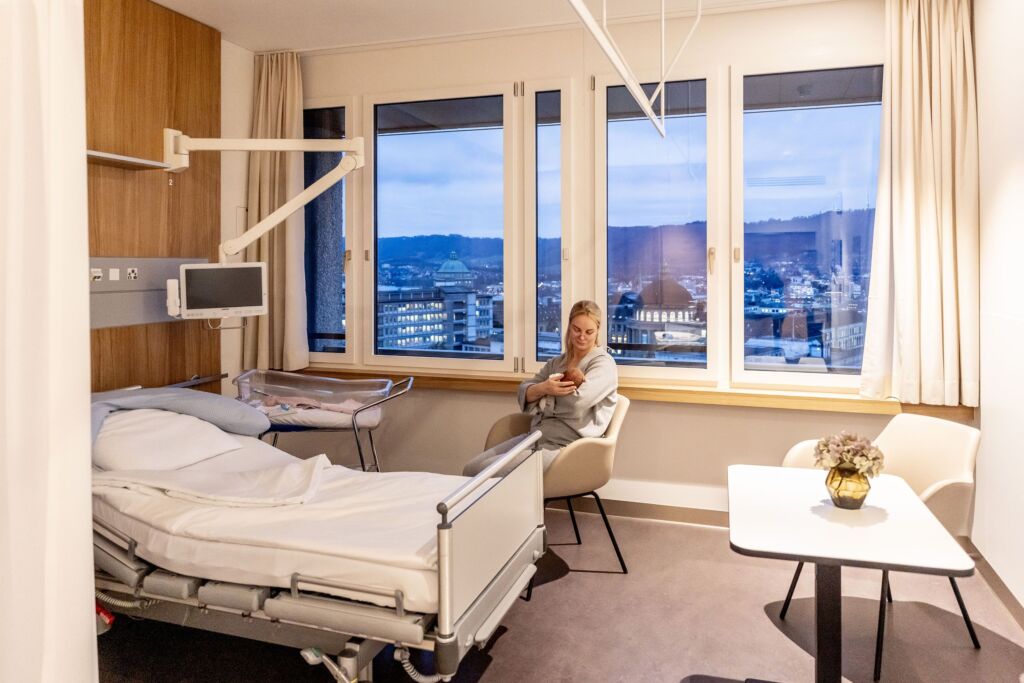 Frau schaukelt Baby im Arm