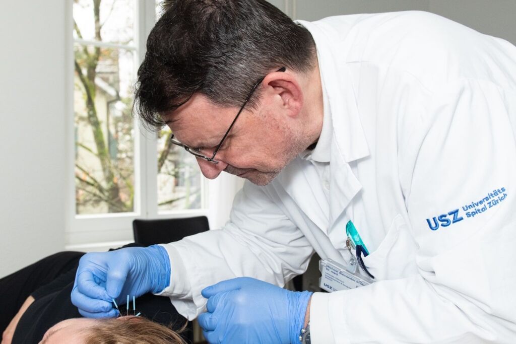 Arzt nimmt Akkupunktur vor