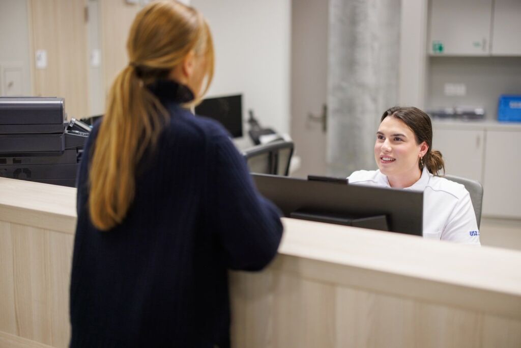 MPA am Empfang mit Patientin