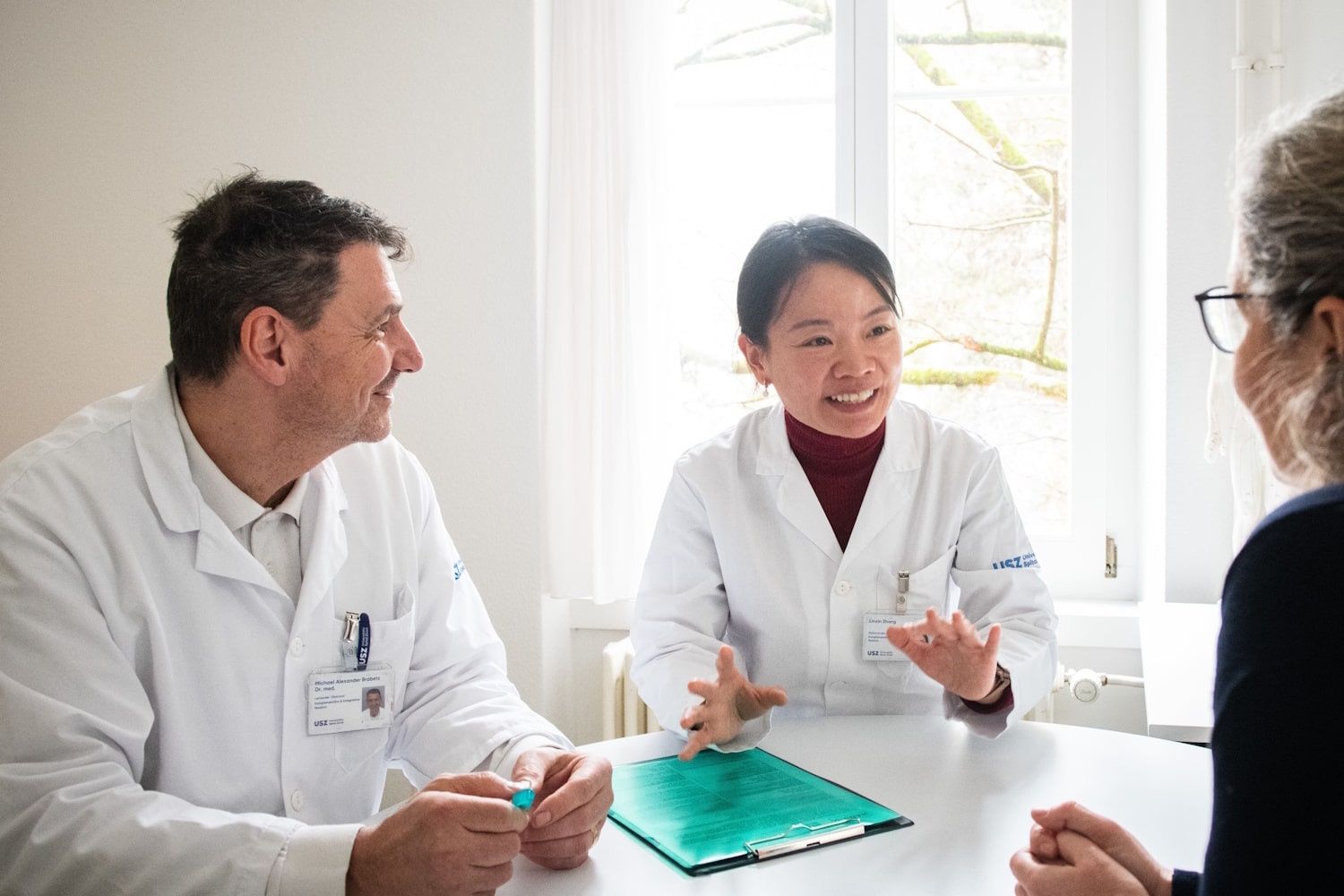 Ärzte im Gespräch mit Patientin