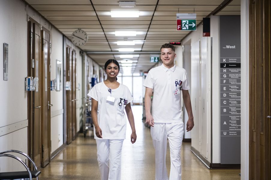 Pflegefachpersonen im Gang am USZ