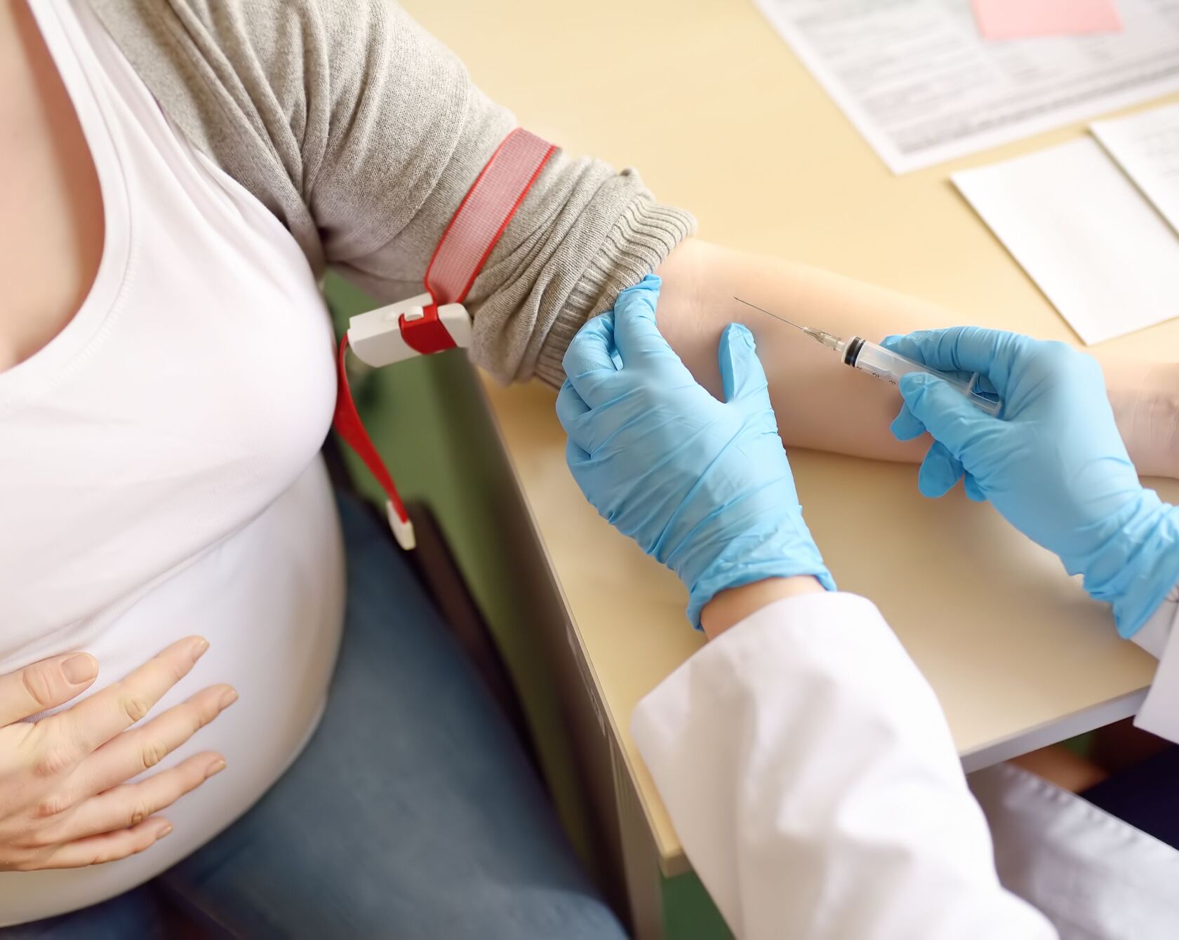 Schwangere bei Blutentnahme