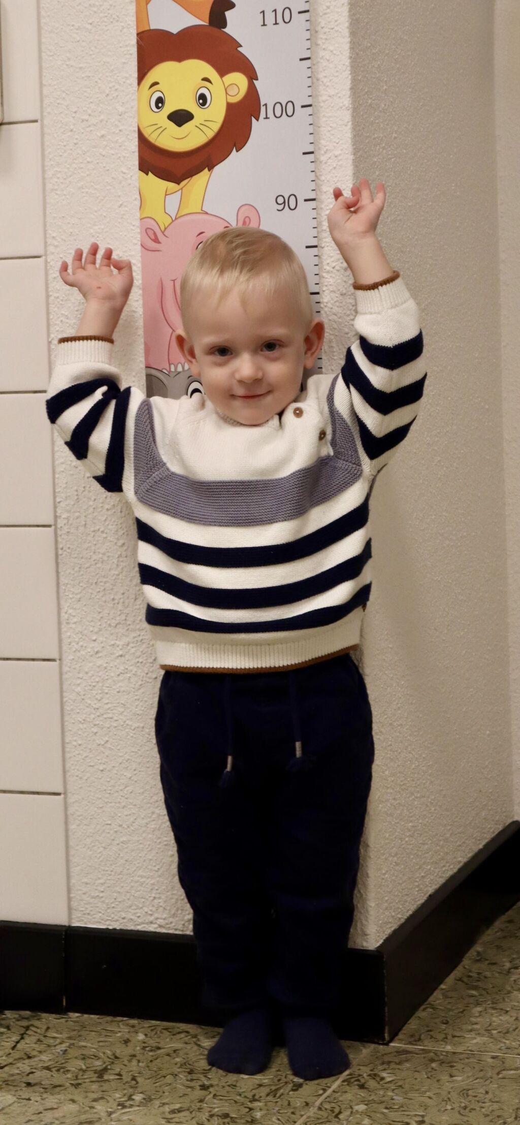 Kleinkind vor Grössentabelle