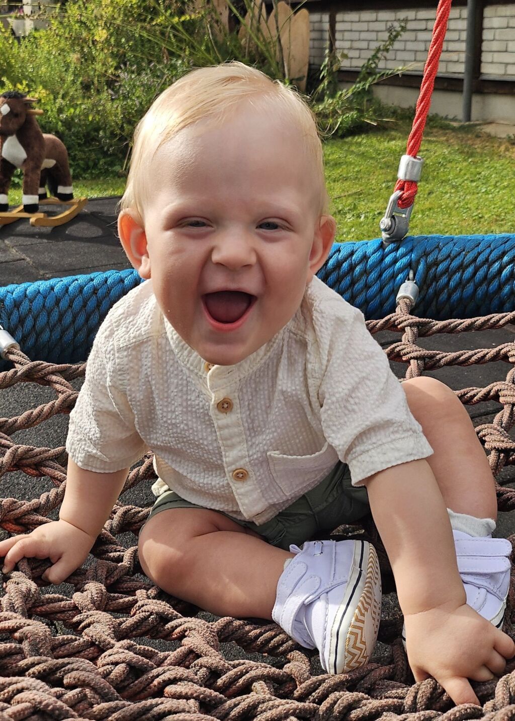 Lachendes Kleinkind auf der Schaukel