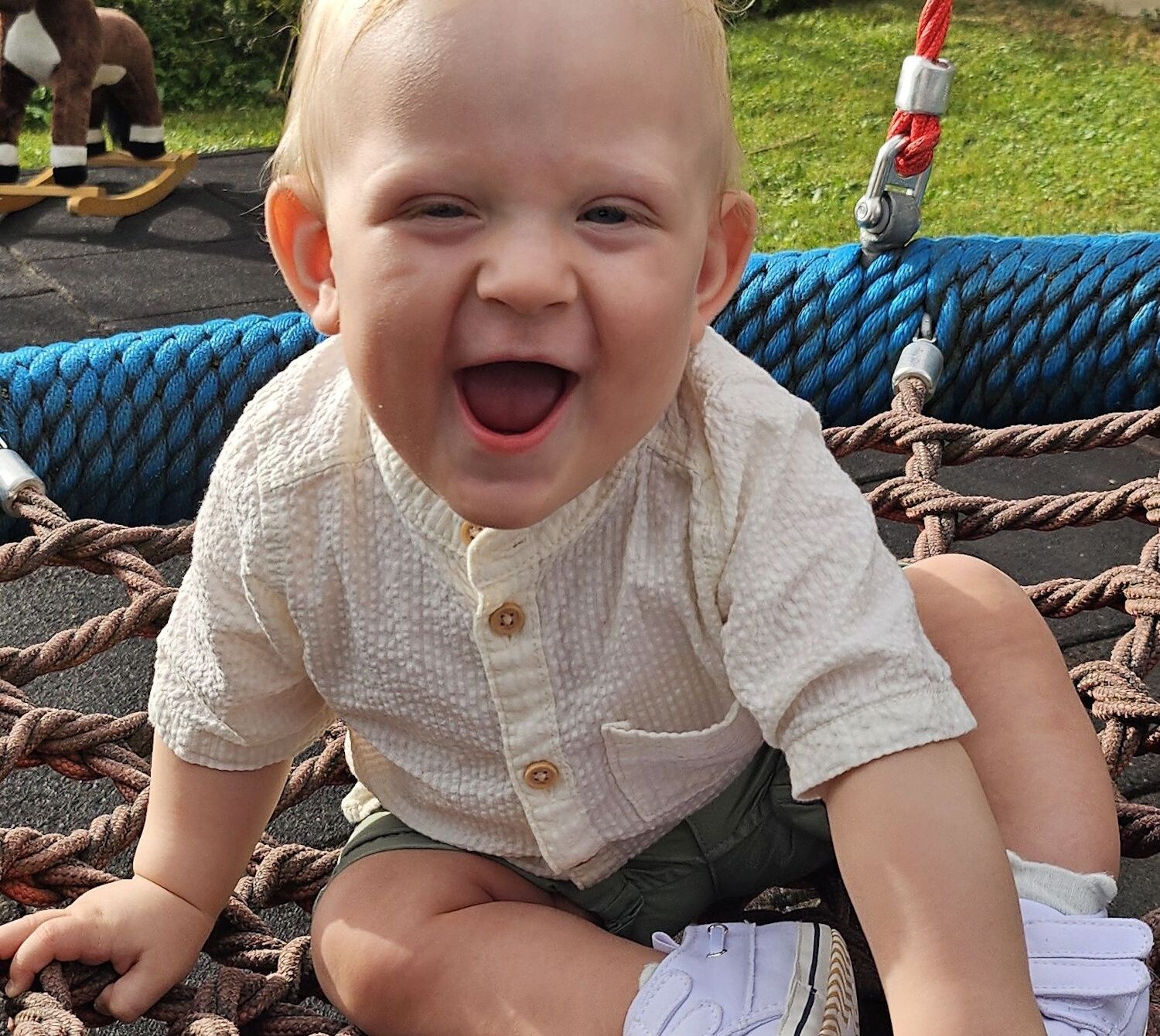 Lachendes Kleinkind auf der Schaukel