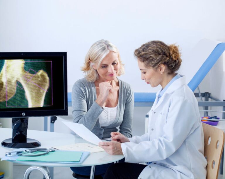 Ärztin und Patientin im Gespräch zu Osteoporose