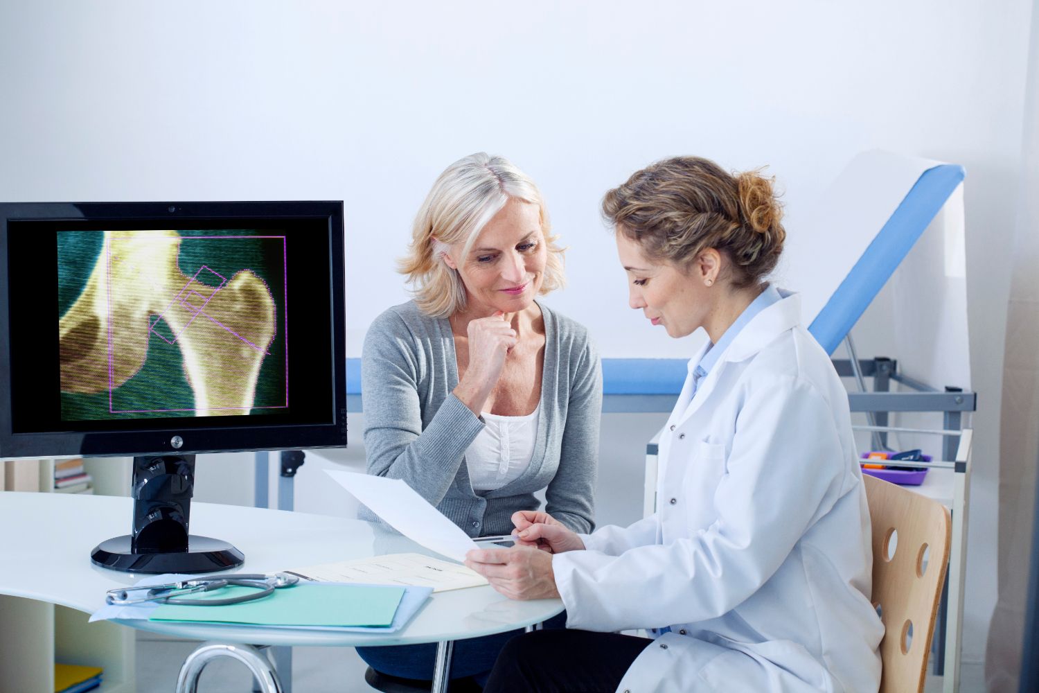 Ärztin und Patientin im Gespräch zu Osteoporose