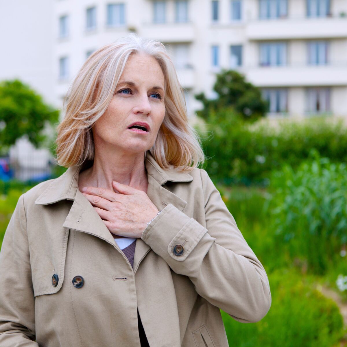 Seniorin mit Lungenbeschwerden