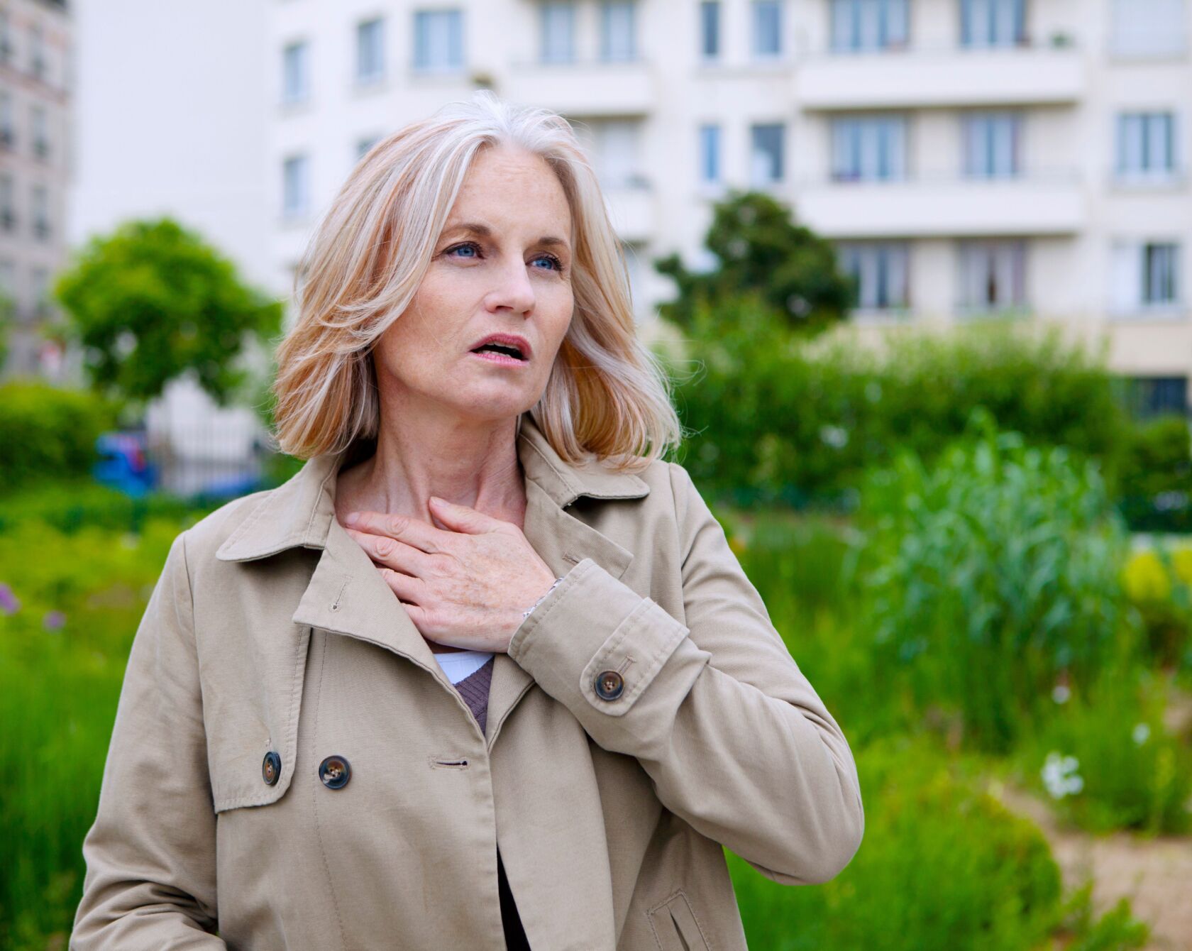 Seniorin mit Lungenbeschwerden