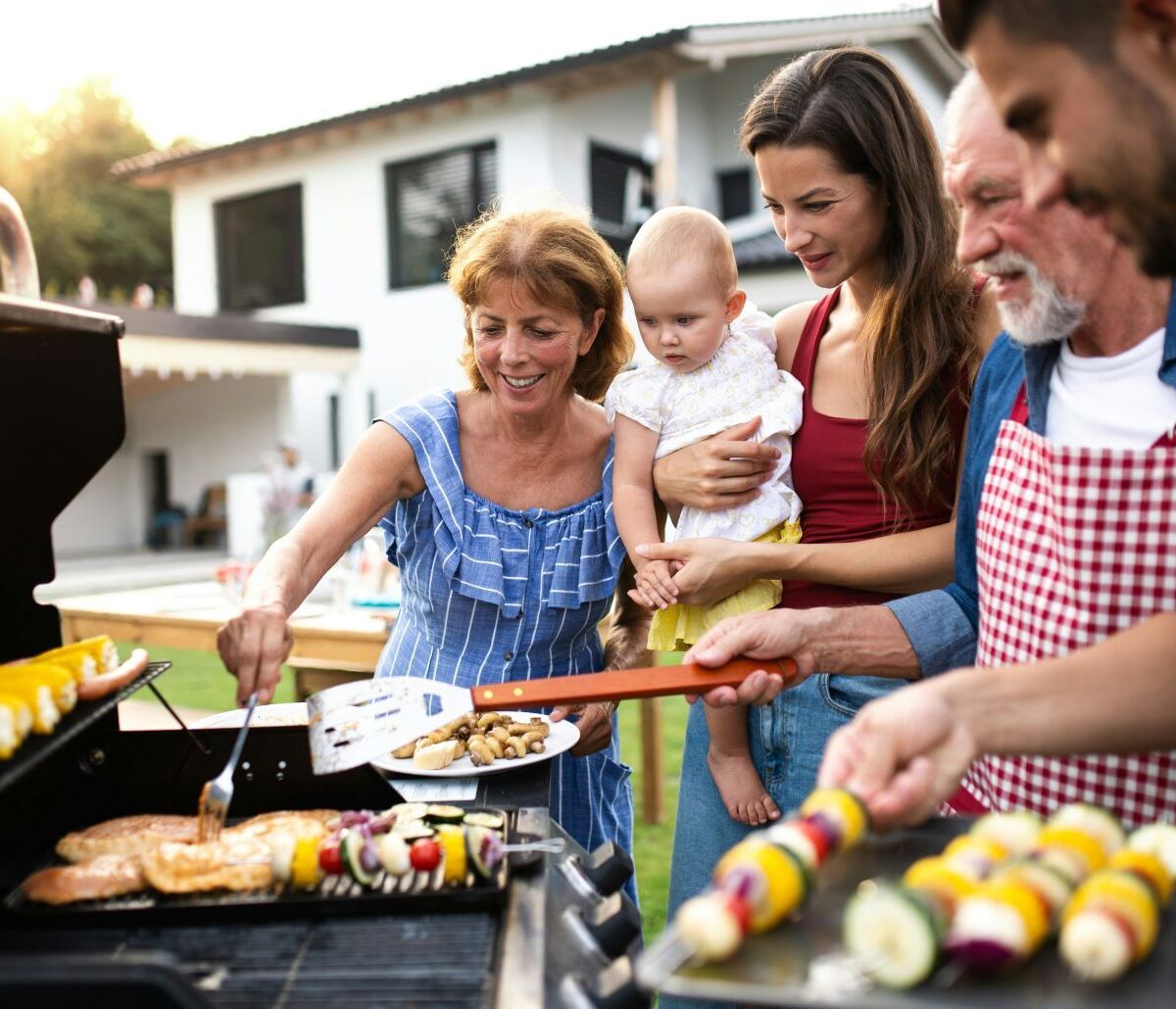 Familie stehen um Grill