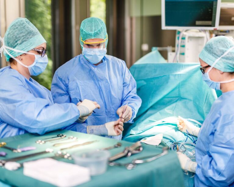 Operationspflegefachleute im OP mit OP-Instrumenten