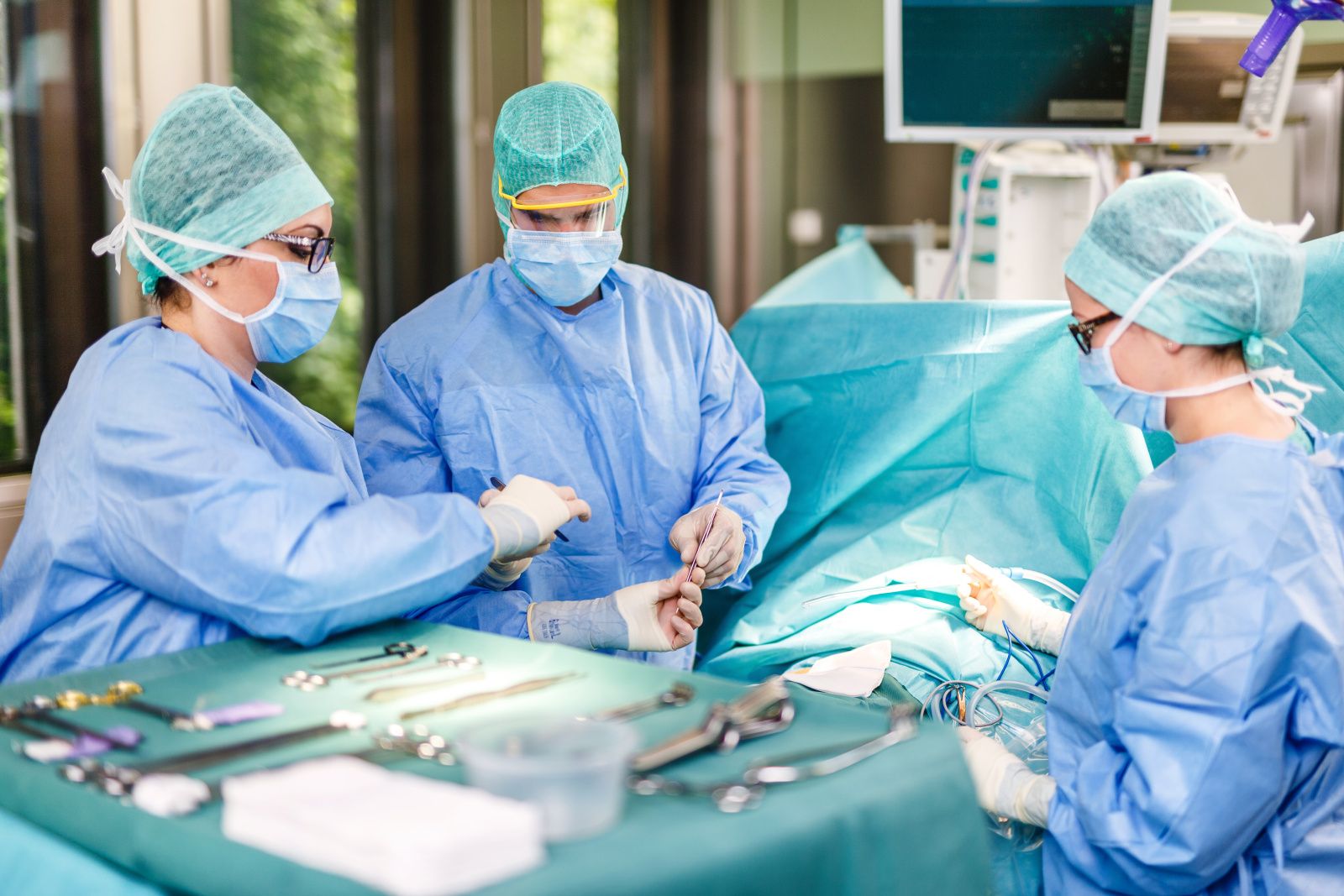 Operationspflegefachleute im OP mit OP-Instrumenten