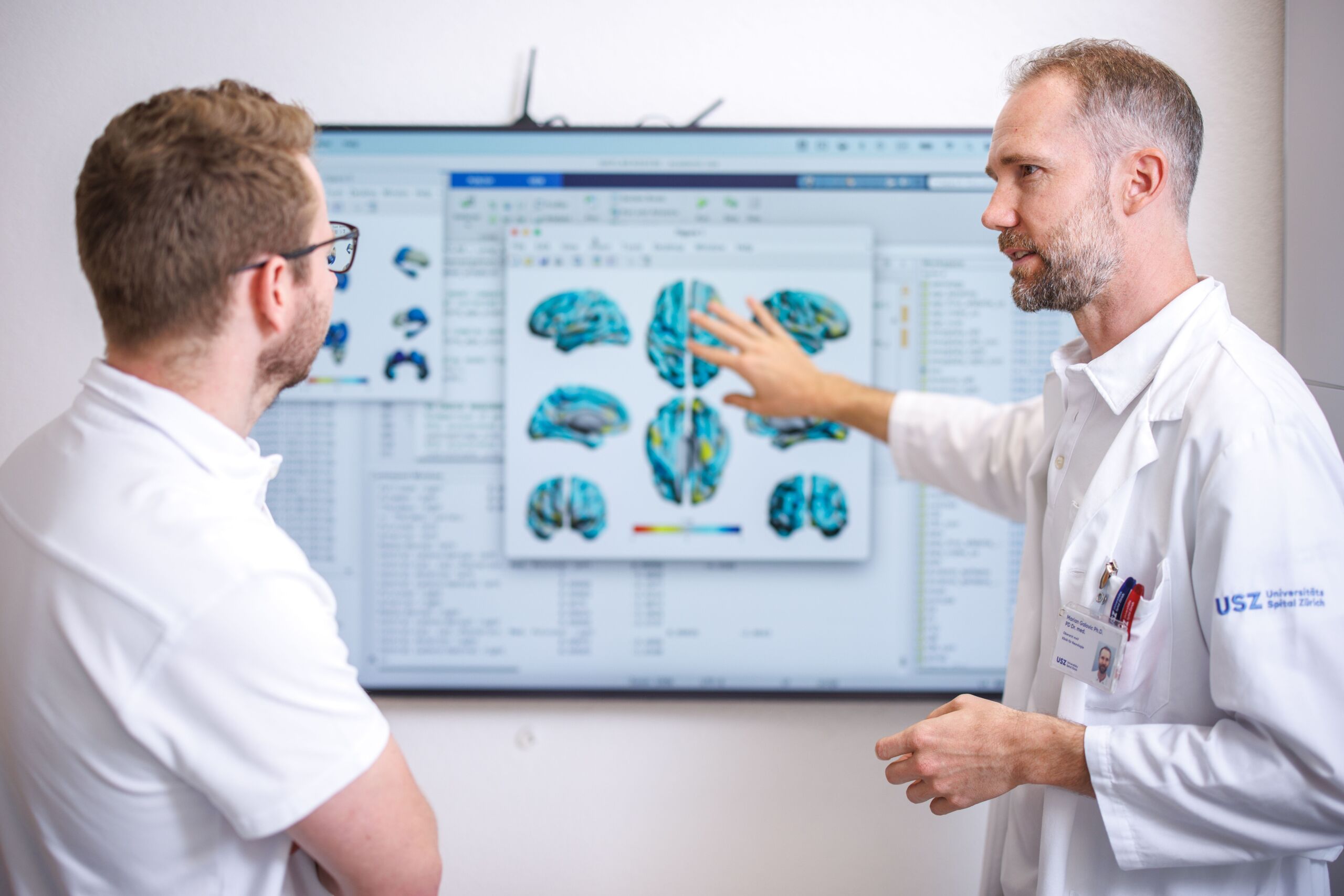 Neurologe bei Besprechung.