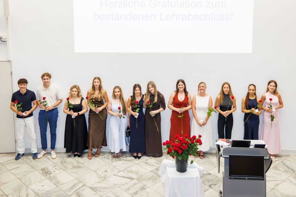 Absolventen posieren für ein Foto