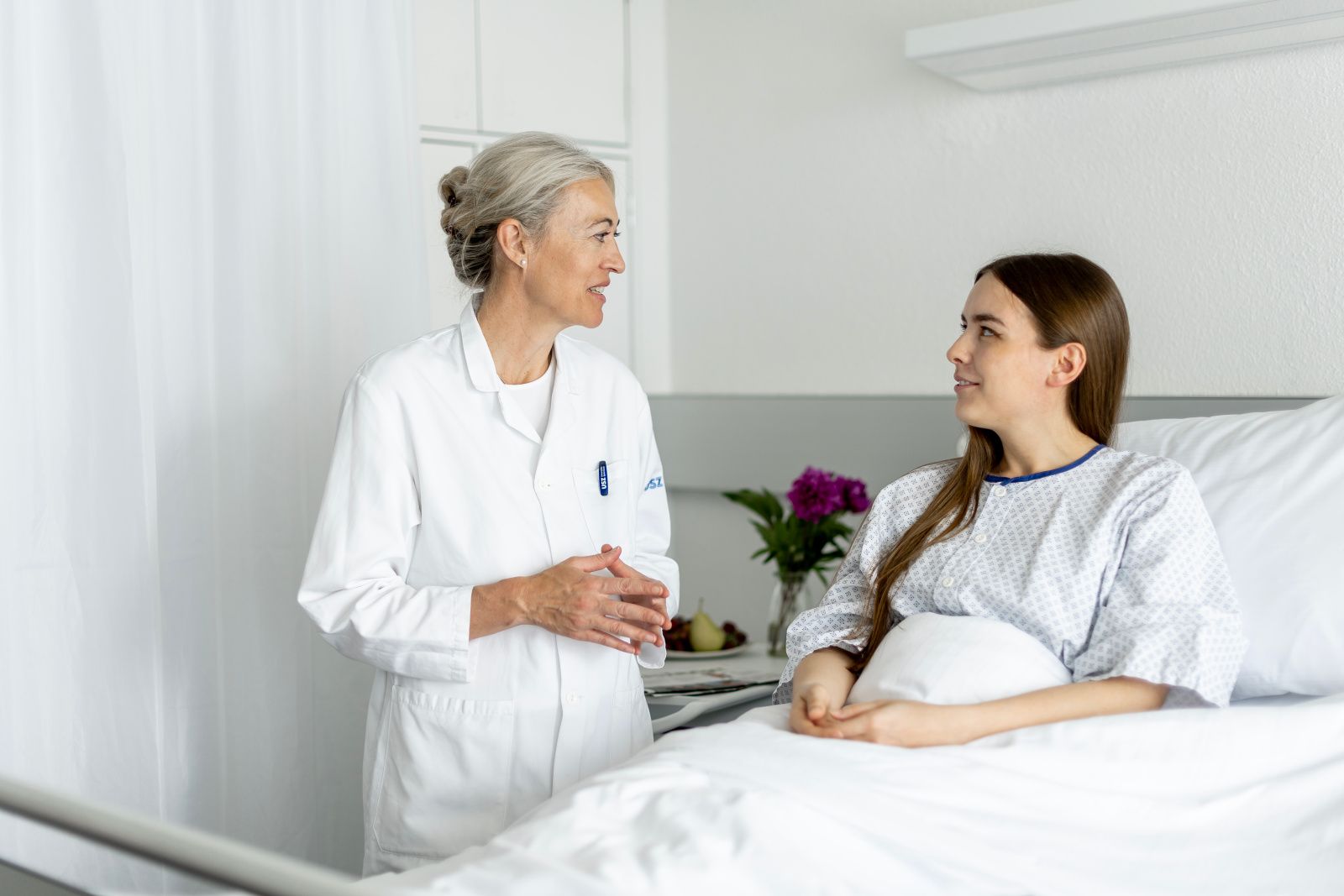 Prof. Dr. Med. Witzel berät eine Patientin