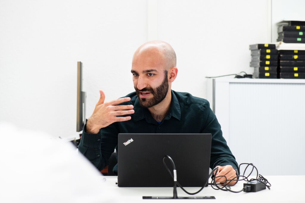 Rahmani bei der Arbeit