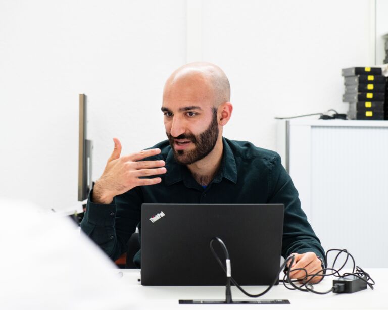 Rahmani bei der Arbeit