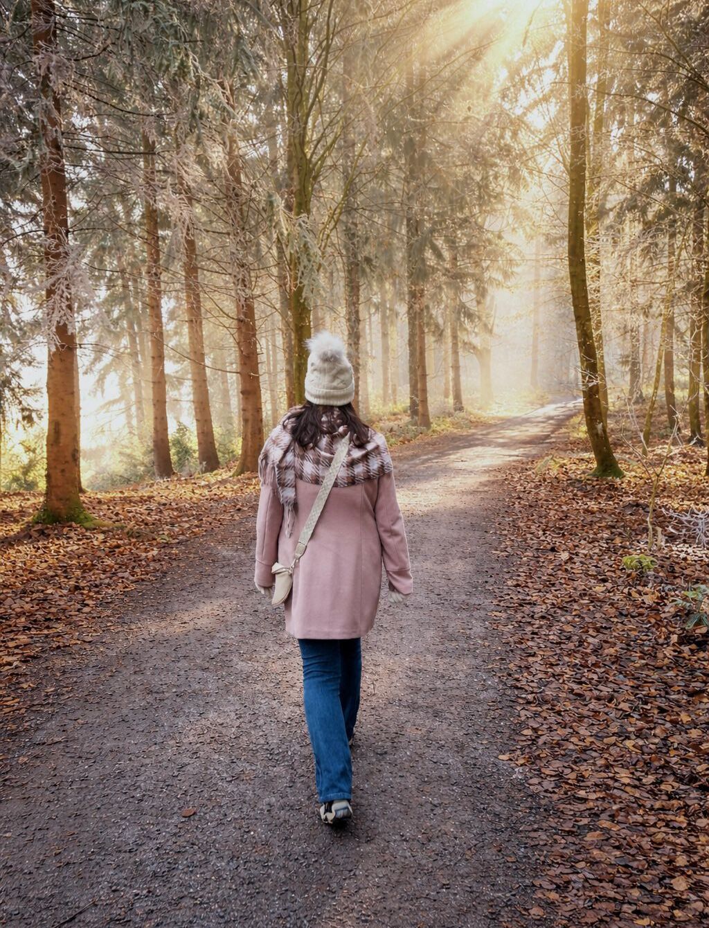 Frau von hinten läuft durch den Wald