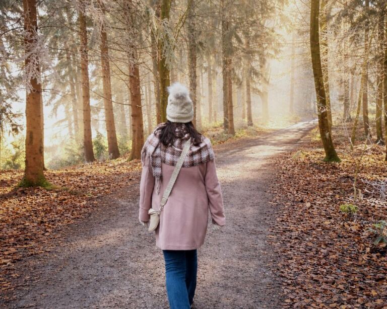 Frau von hinten läuft durch den Wald