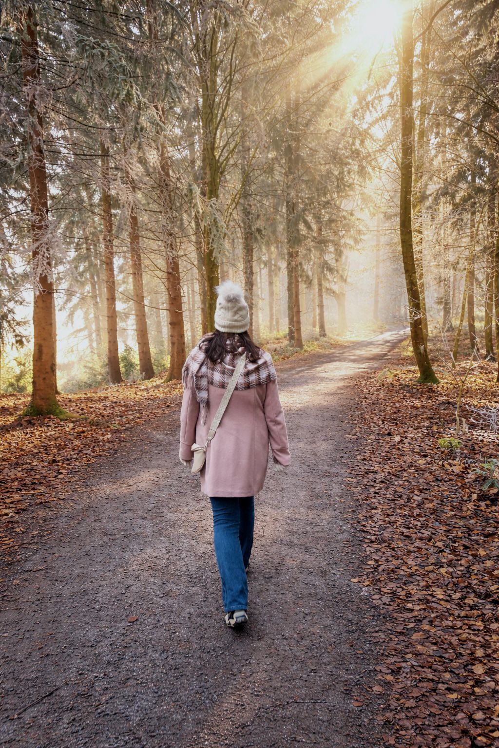 Frau von hinten läuft durch den Wald