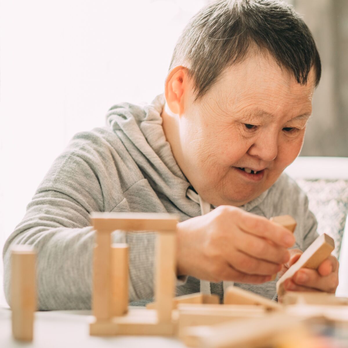 Patient mit Trisomie 21 beim Spielen.