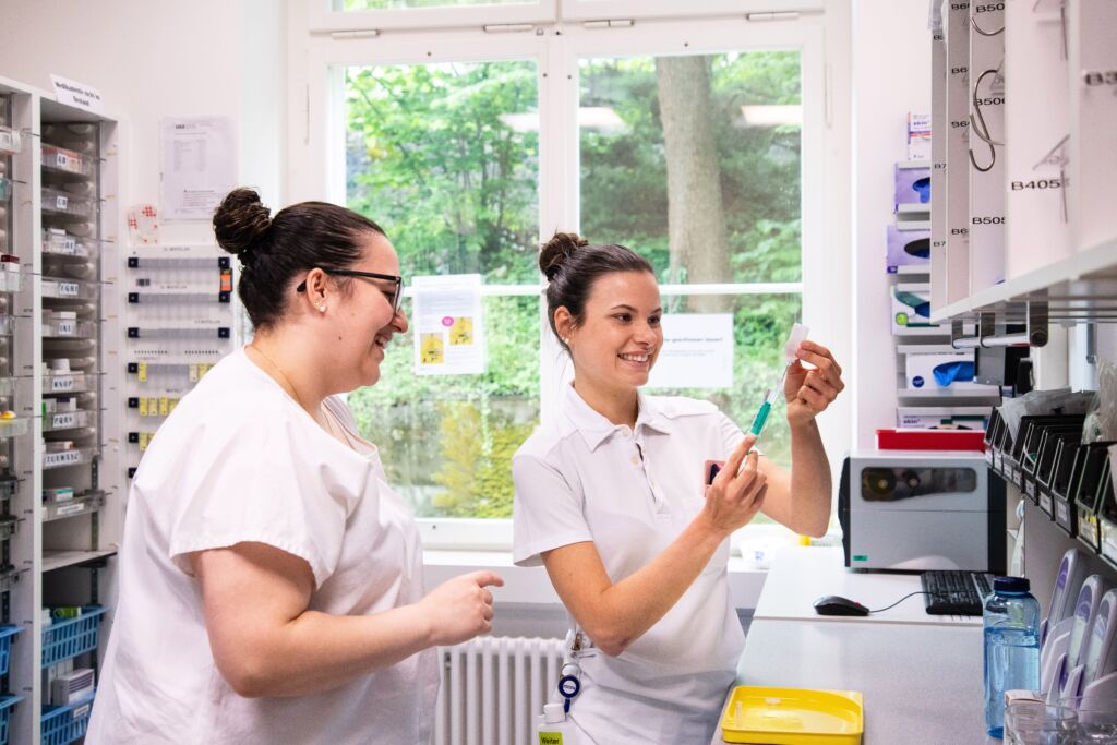 Zwei Pflegefachfrauen bei der Arbeit
