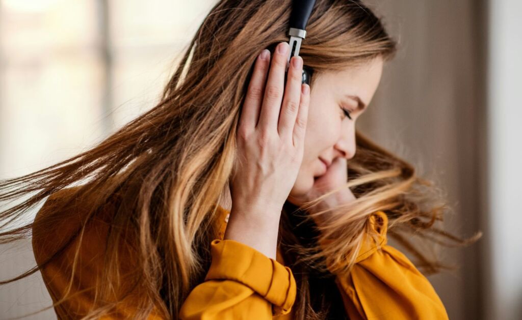 Junge Frau hört Musik mit Kopfhörer